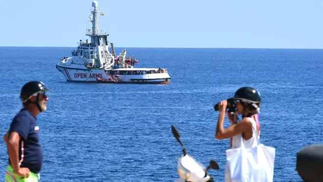 açıkta open arms gemisi