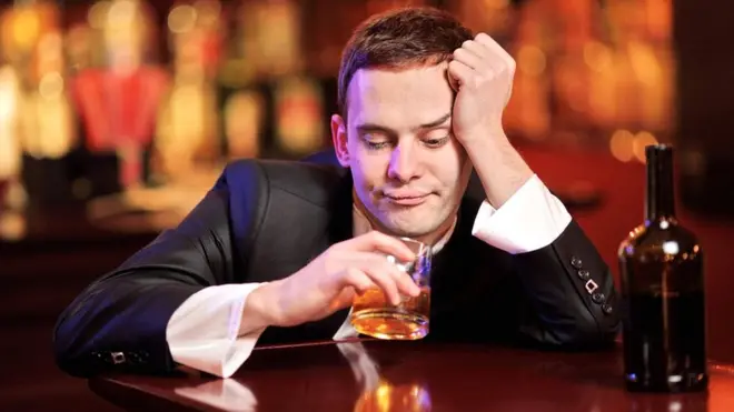 A veces tomarse un trago puede parecer una forma de encontrar respuestas, hasta la resaca de la mañana siguiente.