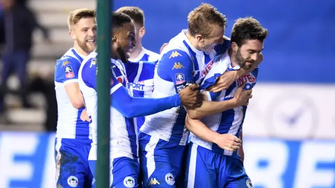 لاعبو ويغان يحتفلون بالهدف