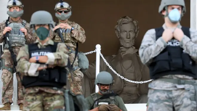 La Guardia Nacional protegió el monumento a Lincoln en Washington DC.