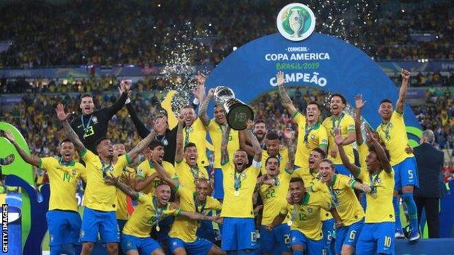 فريق البرازيل لحظة احتفاله بكأس أمريكا الجنوبية في 2919