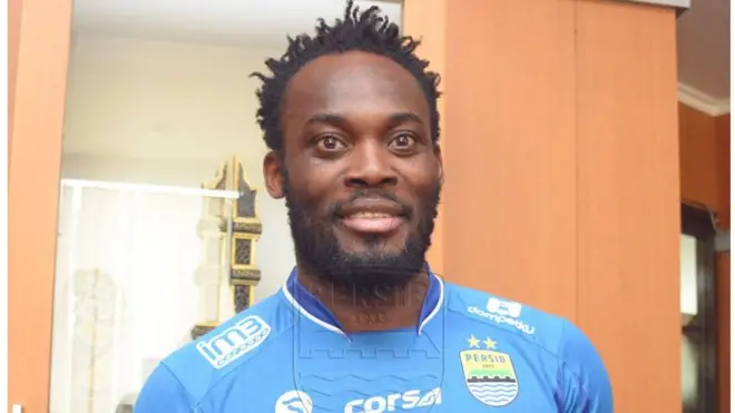 Michael Essien berkostum Persib pada Selasa (14/03).