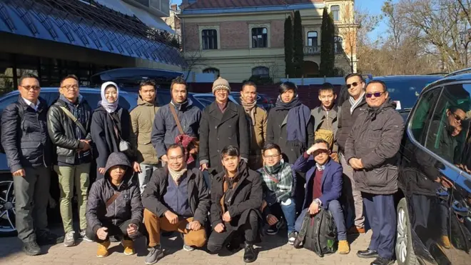 Sembilan WNI yang dievakuasi dari Cherniviv bersama pejabat dari Kemenlu RI yang menjemput.