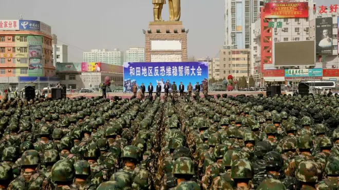 中国当局在新疆最近多次举行集会显示力量（1月27日新疆和田反恐誓师大会），同时加强了反恐宣传