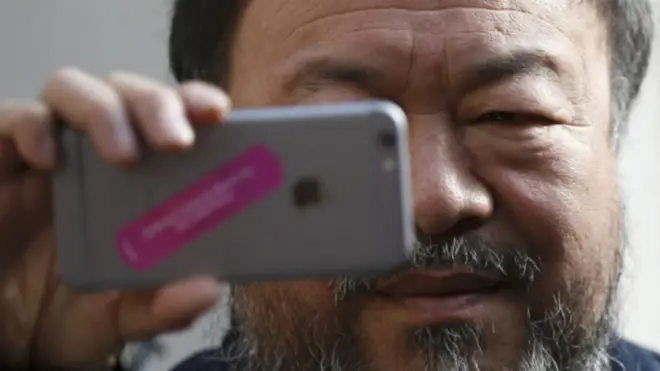 Fakta bahwa Ai Weiwei ingin mengambil setiap selfie mengungkapkan sesuatu, mengacu pada perhatian obsesifnya terhadap detail ketika menyangkut seni.