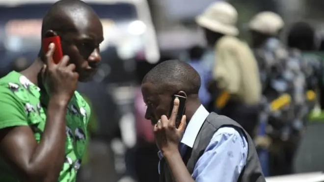 Simu hupatikana na vimelea vya magonjwa vinavyopatikana kwenye ngozi na nywele.