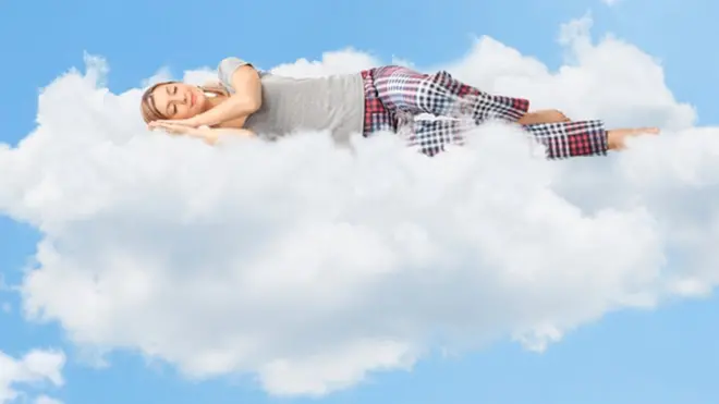 صورة افتراضية مركبة لامرأة تنام فوق السحاب
