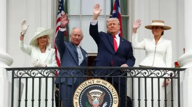 Король Карл III и королева Камилла стоят рядом с президентом США Дональдом Трампом и его супругой, первой леди Меланией Трамп на церемонии приветствия на Южной лужайке Белого дома в Вашингтоне, округ Колумбия, во второй день государственного визита в США. 28 апреля 2026 года.