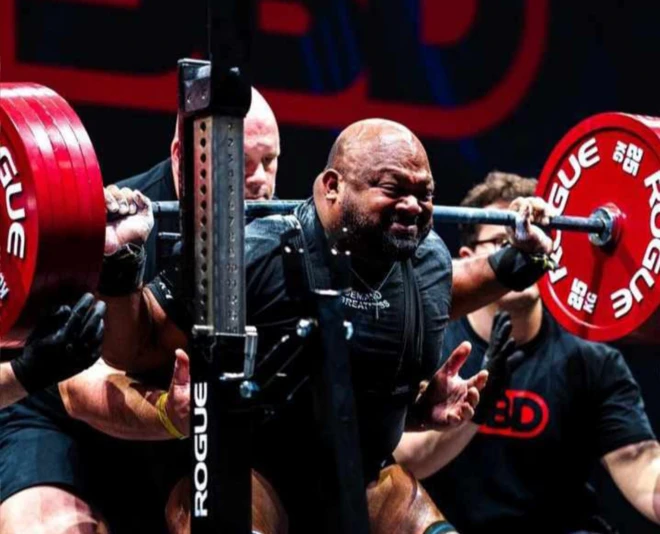 ඔහු ශ්රී ලංකාව නියෝජනය කරමින් සවි එසවීමේ ක්රීඩාවේ ජාත්යන්තර පදක්කම් 60කට අධික සංඛ්යාවක් ජයග්රහණය කර තිබේ.