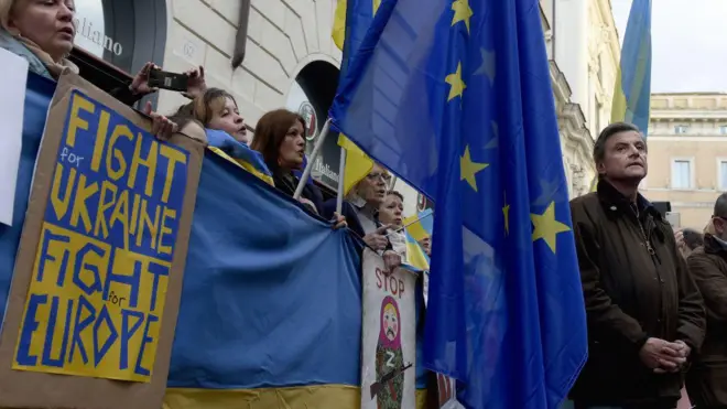 مظاهرة في إيطاليا يوم الأحد 2 مارس/ آذار ترفع أعلام أوكرانيا للمطالبة بالتدخل في الحرب من أجل أوروبا 