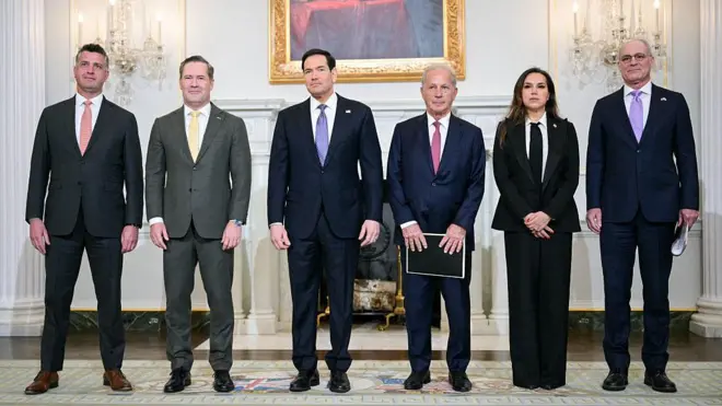 советник Госдепартамента Майкл Нидхэм, спецпосланник США в ООН Майк Уолтц, Госсекретарь Марко Рубио, посол США в Ливане Мишель Исса, посол Ливана в США Нада Хамаде Моавад и посол Израиля в США Йехиэль Лейтер