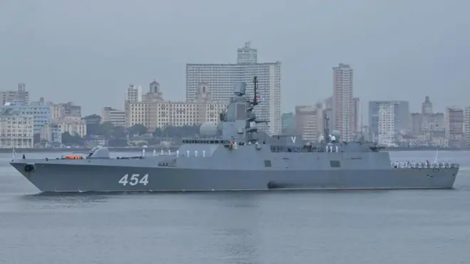 La fragata de clase rusa Almirante Gorshkov, parte del destacamento naval ruso que visita Cuba, llegando al puerto de La Habana.