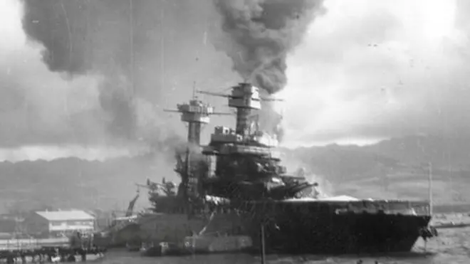امریکی بحریہ کے جہاز یو ایس ایس کیلیفورنیا کی تباہی کا منظر