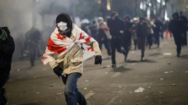 Разгон демонстрантов около парламента