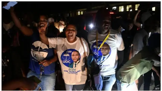 Awọn ọmọ ẹgbẹ UDC to n yọ ayọ aṣeyọri ẹgbẹ wọn.