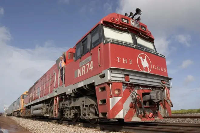 د نړۍ یو له تر ټولو په زړه پورې سفرونو ، د افسانوي ریل ګاډي "ګان" (The Ghan) په وسیله ترسره کېږي. دا تاریخي افسانه په دې وروستیو کې له الیس سپرینګز څخه تر ډاروین پورې د لارې په غځولو سره یو ځل بیا ژوندۍ شوې ده. له ۷۰ کلونو انتظار وروسته، دا خوب په حقیقت بدل شو.