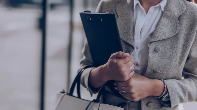 Mujer con carpeta en la mano