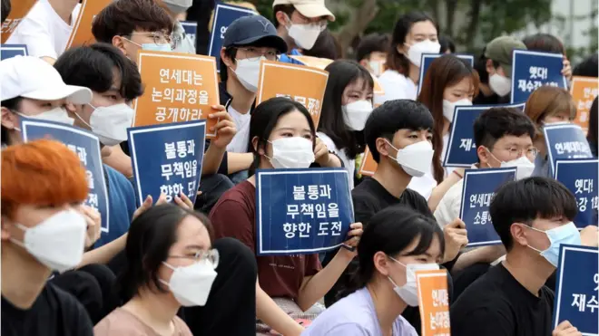 18일 오후 서울 서대문구 연세대학교 학생회관 앞에서 총학생회 학생들이 손팻말을 들고 등록금 반환과 학기말고사 성적부여 완화를 요구하고 있다