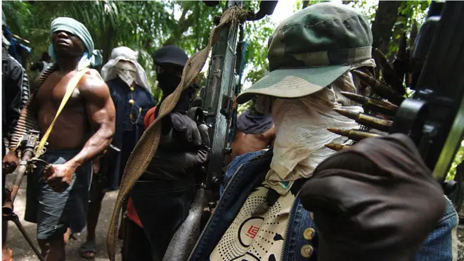 Jaguda pipo wey carry gun inside bush