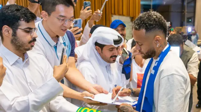 نيمار يوقع للمشجعين