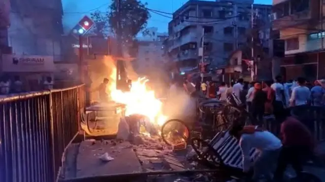शोभायात्रा पर कथित पथराव के बाद भड़की हिंसा