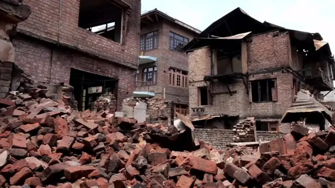 1990 से अब तक न जाने कितने मकान तबाह हो चुके हैं.