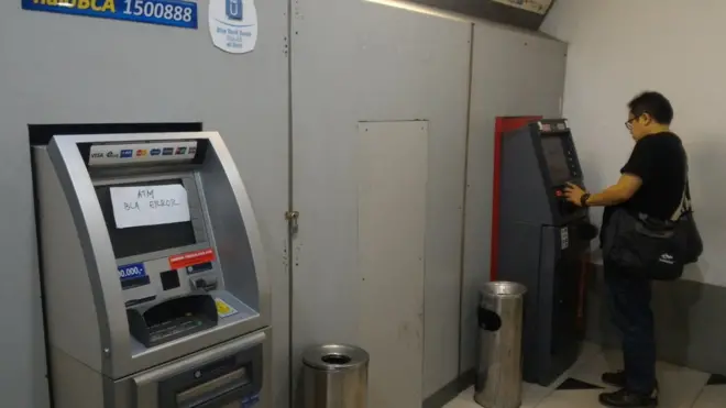 ATM BCA di pusat perbelanjaan Sarinah, Jakarta Pusat, tidak berfungsi, pada Selasa (29/08).