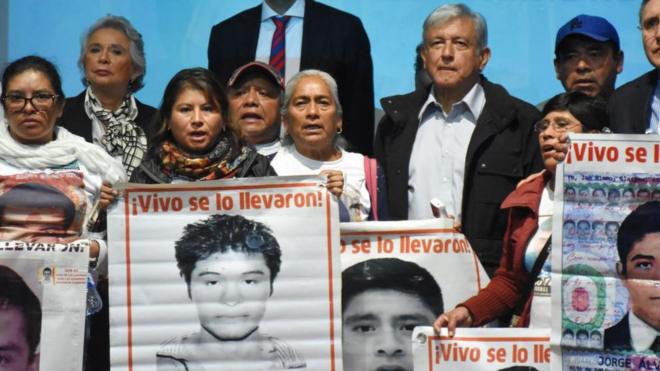 AMLO junto a familiares de los jóvenes de Ayotzinapa que desaparecieron