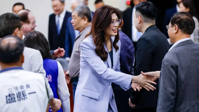 郑丽文启程访问中国大陆前,与国民党内人士握手