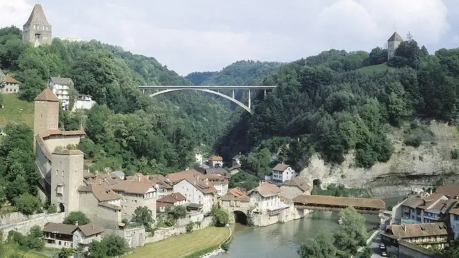 Berbicaralah dengan warga Swiss di mana pun, dan Anda mungkin akan menemukan mereka terpesona dengan topik komunikasi, barangkali karena bahasa yang sangat beragam di negara kecil ini. Foto: Sudut terkenal Fribourgh.