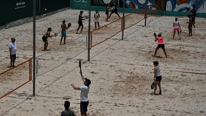 Vários grupos jogando beach tennis