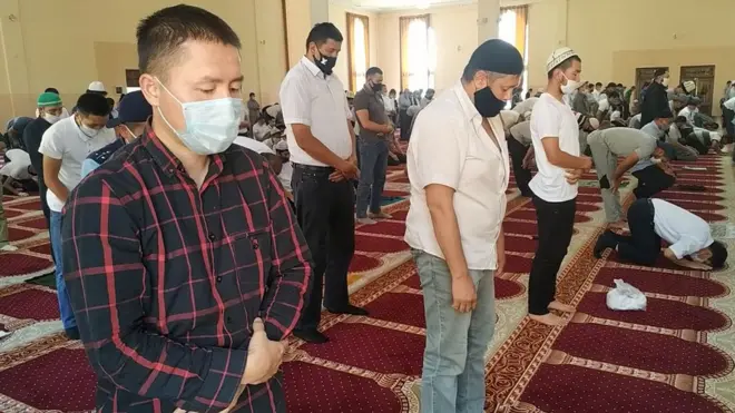 Ўшдаги "Сулаймон тоғ" масжидидаги намоз