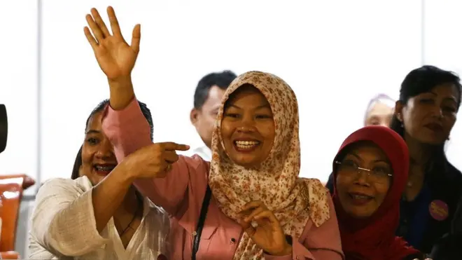 Terpidana kasus pelanggaran Undang-Undang Transaksi dan Informasi Elektronik (UU ITE), Baiq Nuril Maknun (tengah) menyaksikan rapat kerja Komisi III DPR dengan Menkumham di Kompleks Parlemen, Senayan, Jakarta, Rabu (24/7).