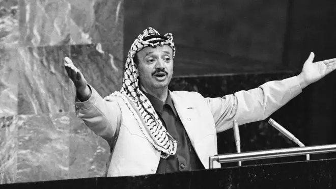 Yaser Arafat, Birleşmiş Milletler Genel Kurulu'na hitabında bir noktayı vurgulamak için kollarını açıyor.