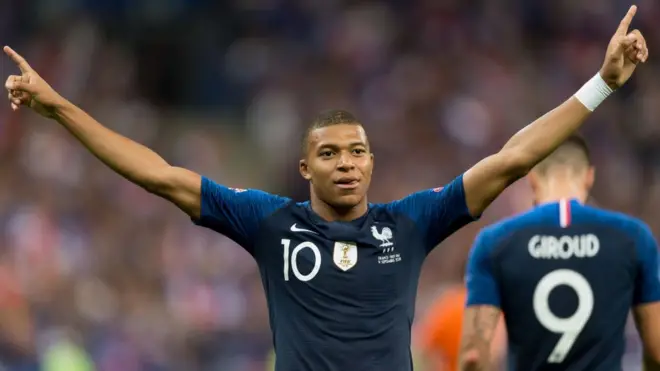 Kylian Mbappe, attaquant du PSG, après avoir marqué le premier but de son équipe lors du match de la Ligue des Nations de l'UEFA entre la France et les Pays-Bas le 9 septembre 2018 à Paris
