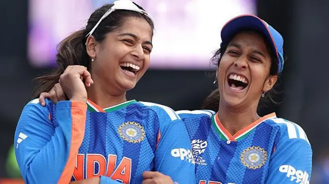इंग्लैंड के बर्मिंघम में 14 जून, 2026 को खेले गए आईसीसी महिला टी20 विश्व कप मैच में पाकिस्तान पर जीत के बाद भारत की श्रेयंका पाटिल और जेमिमा रोड्रिग्स जश्न मनाती हुईं.