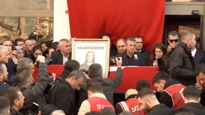 Şehzadeler Belediyesi önündeki anma töreni