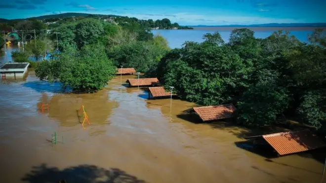 Guarujá, bairroevolution roletaPorto Alegre alagado pelas enchentes