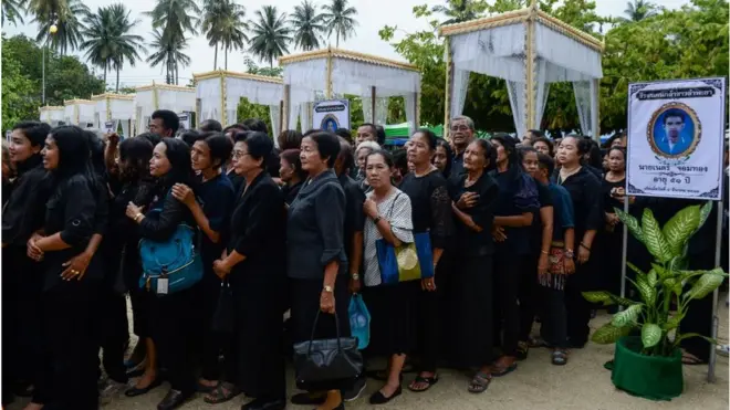ประชาชนชาวลำพะยาร่วมงานพระราชทานเพลิงศพ 9 ชรบ. เมื่อ 12 พ.ย. ที่ัวัดลำพะยา จ.ยะลา