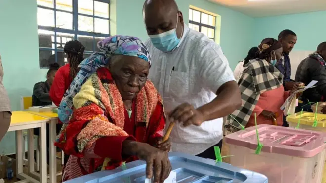 Femme en train de voter