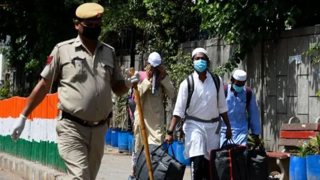 બહાર નીકળી રહેલાં લોકો