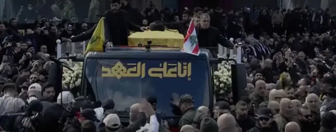 دخول جثامين حسن نصر الله وهاشم صفي الدين إلى المدينة الرياضية ملفوفان بعلم حزب الله الأصفر في مركبة محاطة بزجاج شفاف نم أعلاها