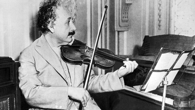 Albert Einstein tocando el violín