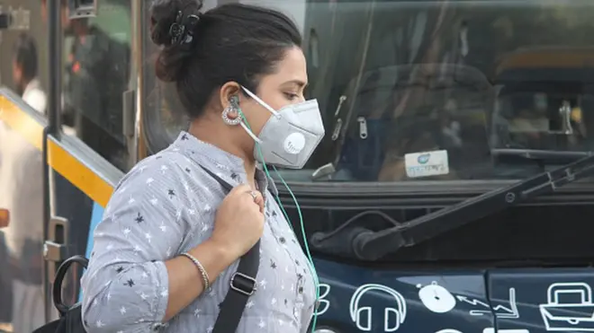 మాస్కు ధరించిన యువతి