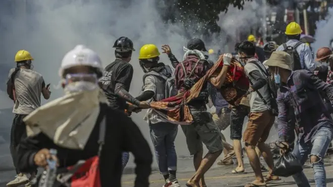 นับตั้งแต่กองทัพเมียนมาก่อรัฐประหารเมื่อวันที่ 1 ก.พ. ที่ผ่านมา สถานการณ์ความรุนแรงขยายตัวมากขึ้นในเมืองสำคัญ ๆ และมีการปะทะกันระหว่างเจ้าหน้าที่ตำรวจและผู้ประท้วงต่อต้านรัฐประหารอย่างต่อเนื่อง มีผู้ที่ถูกควบคุมตัวและมีผู้บาดเจ็บจำนวนมาก รวมทั้งมีผู้เสียชีวิตอย่างน้อย 54 ราย