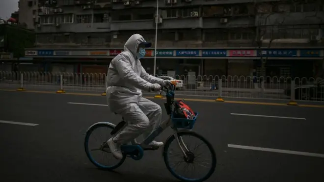 رجل صيني يقود دراجته في ووهان