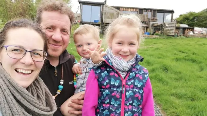 Esta familia británica genera su propia electricidad gracias, entre otras cosas, al uso de paneles solares.
