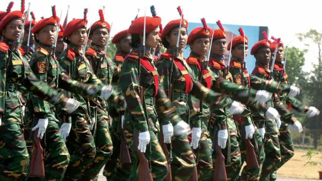 বাংলাদেশের ৩৬তম স্বাধীনতা দিবস উদযাপনে সেনাবাহিনীর নারী সৈন্যরা মার্চপাস্ট করছেন, ফাইল ছবি