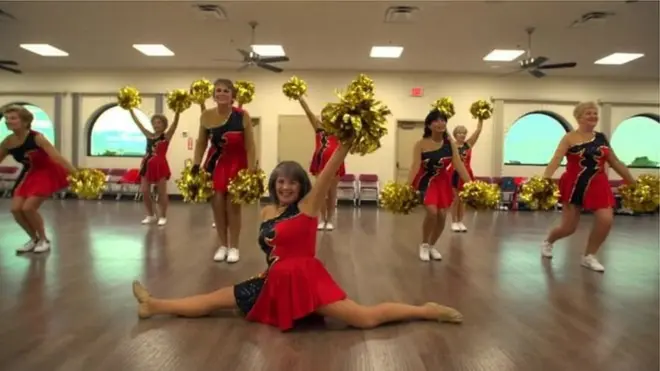 "Biz yaş haqqında düşünmürük - biz sadəcə həyatdan zövq alırıq", - Sun City Poms qrupundan olan yaşlı qadınlar belə deyir