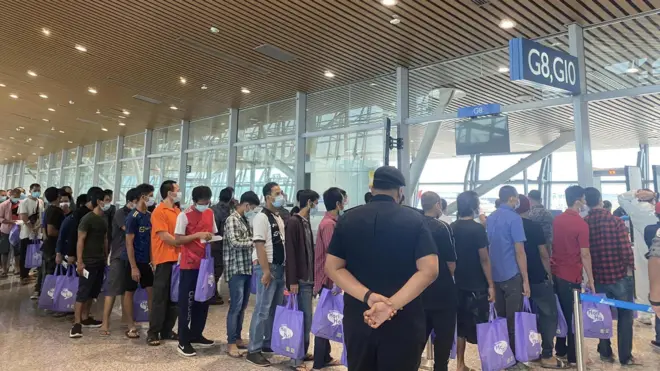 နိုင်ငံရေးခိုလှုံခွင့်တောင်းခံထားချိန် အထောက်အထားမဲ့မှုနဲ့ဖမ်းဆီးခံရတဲ့ ရေတပ်အရာရှိဟောင်း ၆ ဦး အောက်တိုဘာ ၆ ရက်နေ့က မြန်မာနိုင်ငံကို ဖမ်းပြီးပြန်ပို့ခံရ